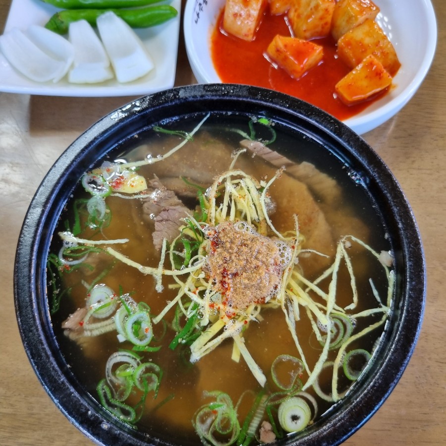 The soup at gomtang samaegi (나주곰탕사매기).